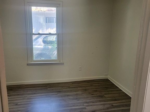 5th image of 2422 S Niagara St