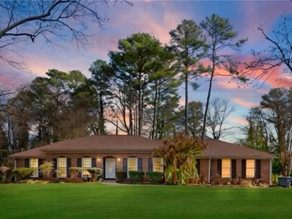 724 Rebecca St NW, Lilburn, GA 30047