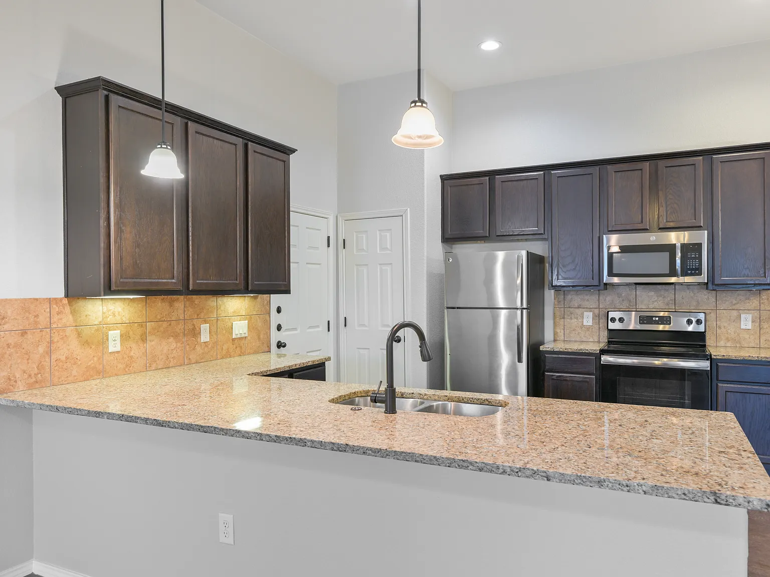 3 bed, 1344 sqft, $1,700 — Photo 4
