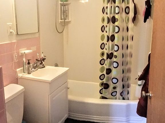 3rd image of 2076 Como Ave APT 3