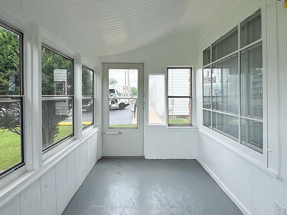 3rd image of 129 E Riverside Blvd