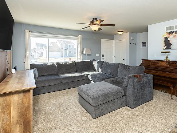 5th image of 529 Prairie Ridge Dr