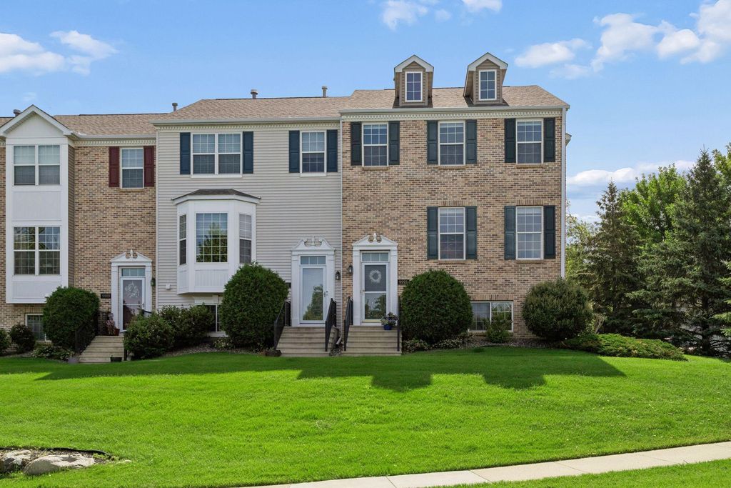 9993 Pincherry Ln, Eden Prairie, MN