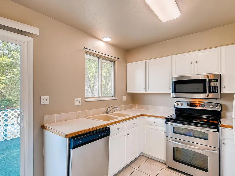 3940 Hoyt Ct — Photo 7