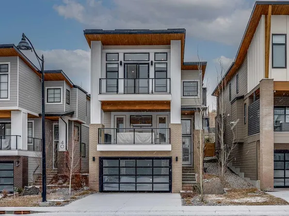 44 E Timberline Way SW, Calgary, AB T3H 0W3