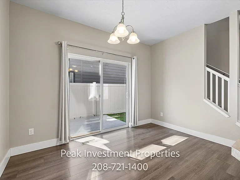 315 E Denver St — Photo 16