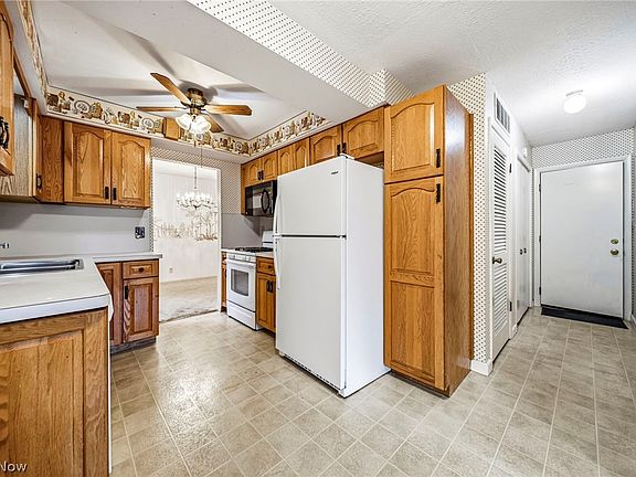 3rd image of 871 Cranbrook Dr