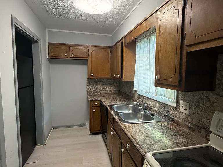 1045 Laurel Ct NW #B — Photo 4