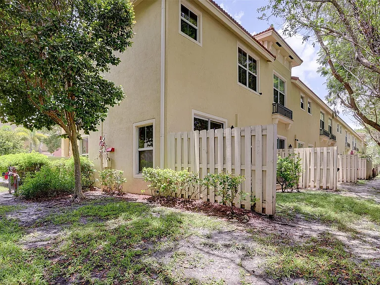 2851 W Prospect Rd #305 — Photo 29
