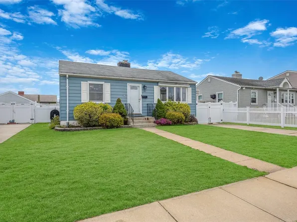 23 Robert Street, Freeport, NY 11520