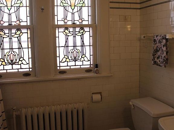 5th image of 823 S George St