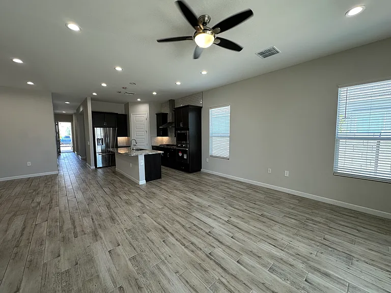 10319 W Harmony Ln — Photo 8