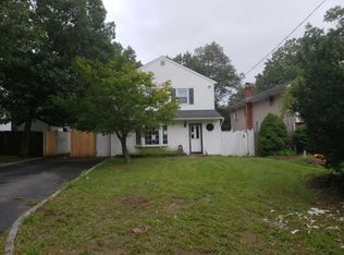 3 Euclid Ave, Medford, NY 11763