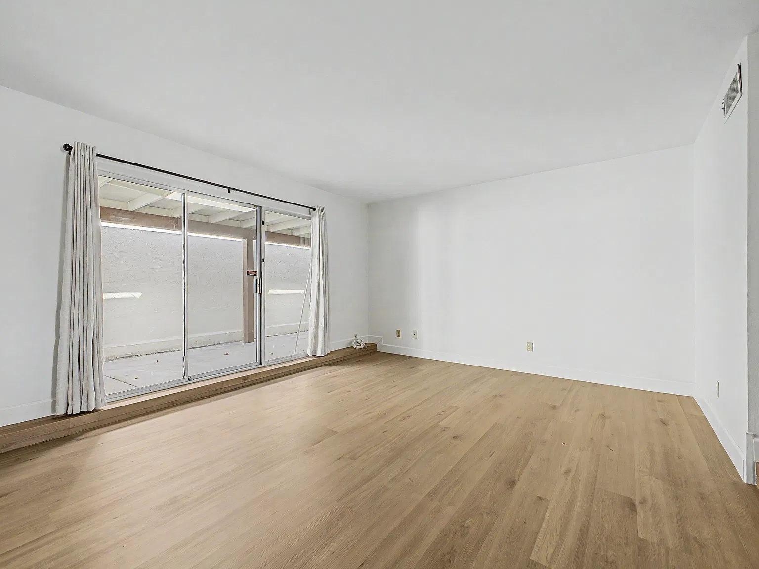 2 bed, 1111 sqft, $2,100 — Photo 2