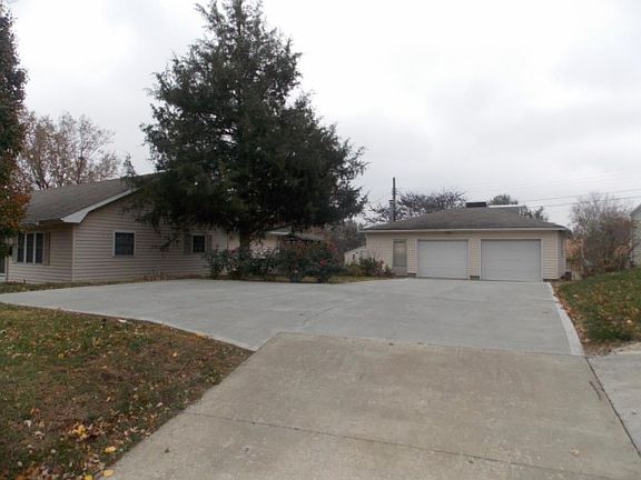 3rd image of 3148 Sylvanie St