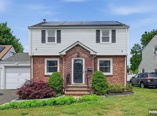 27 Beveridge St, Teaneck, NJ 07666