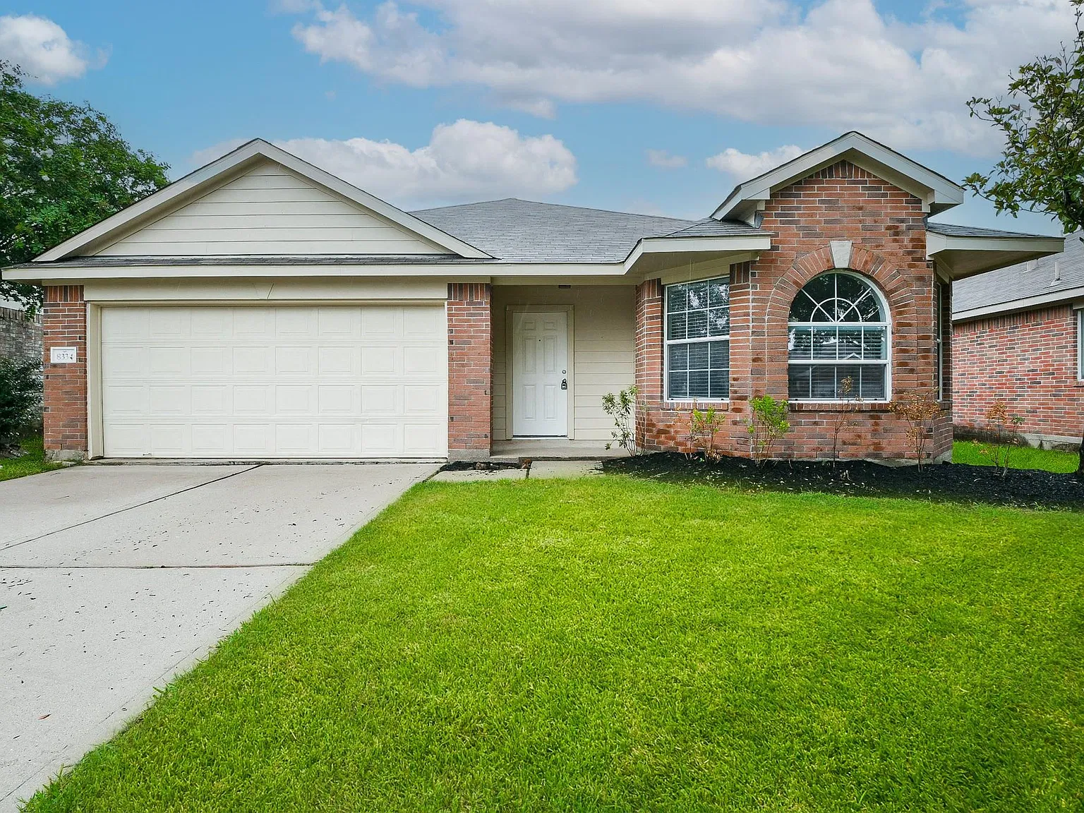 3 bed, 2.0 bath, 1747 sqft, $1,900 — Photo 2