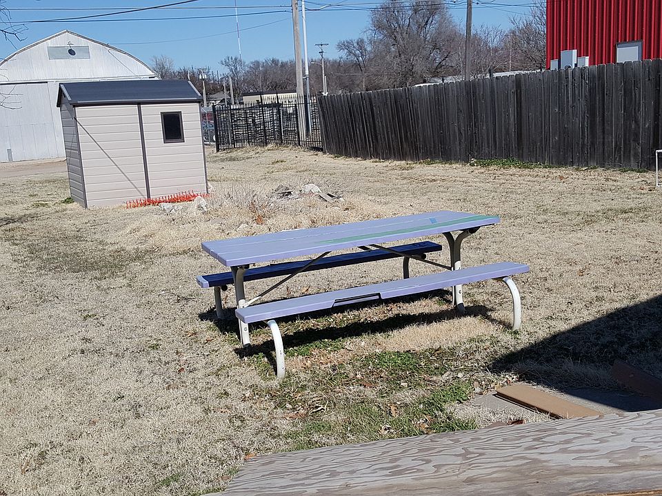 2nd image of 420 W Wichita Ave
