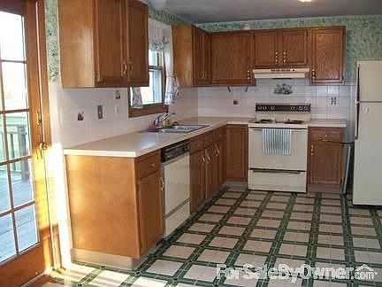 Master bath, linen closet on right
