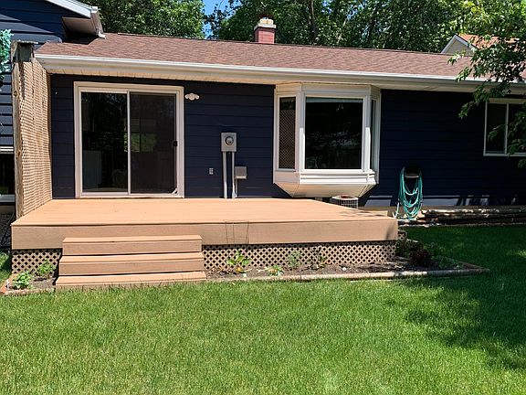 Spacious deck with privacy wall