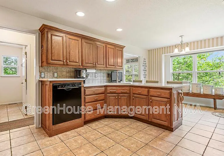 28 Latshaw Dr — Photo 15