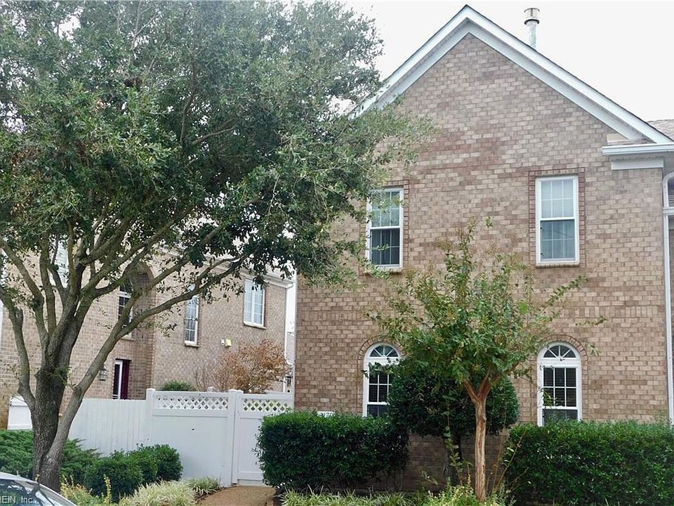 Beautiful NO FEE brick end unit townhome.