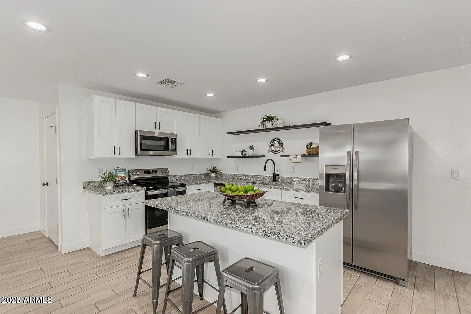 3 bed, 2.0 bath, 1007 sqft, $1,850 — Photo 2