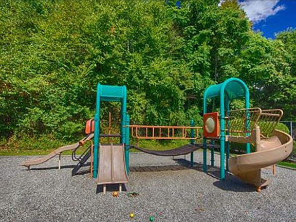 2nd image of 22 Horseshoe Cir #4