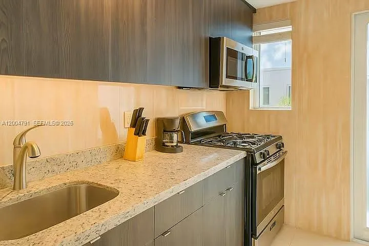 1025 94th St #7 — Photo 9