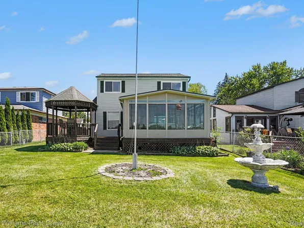 2295 Davista Dr, Highland, MI 48356