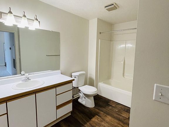 4th image of 540 Beacon Lake Dr #8