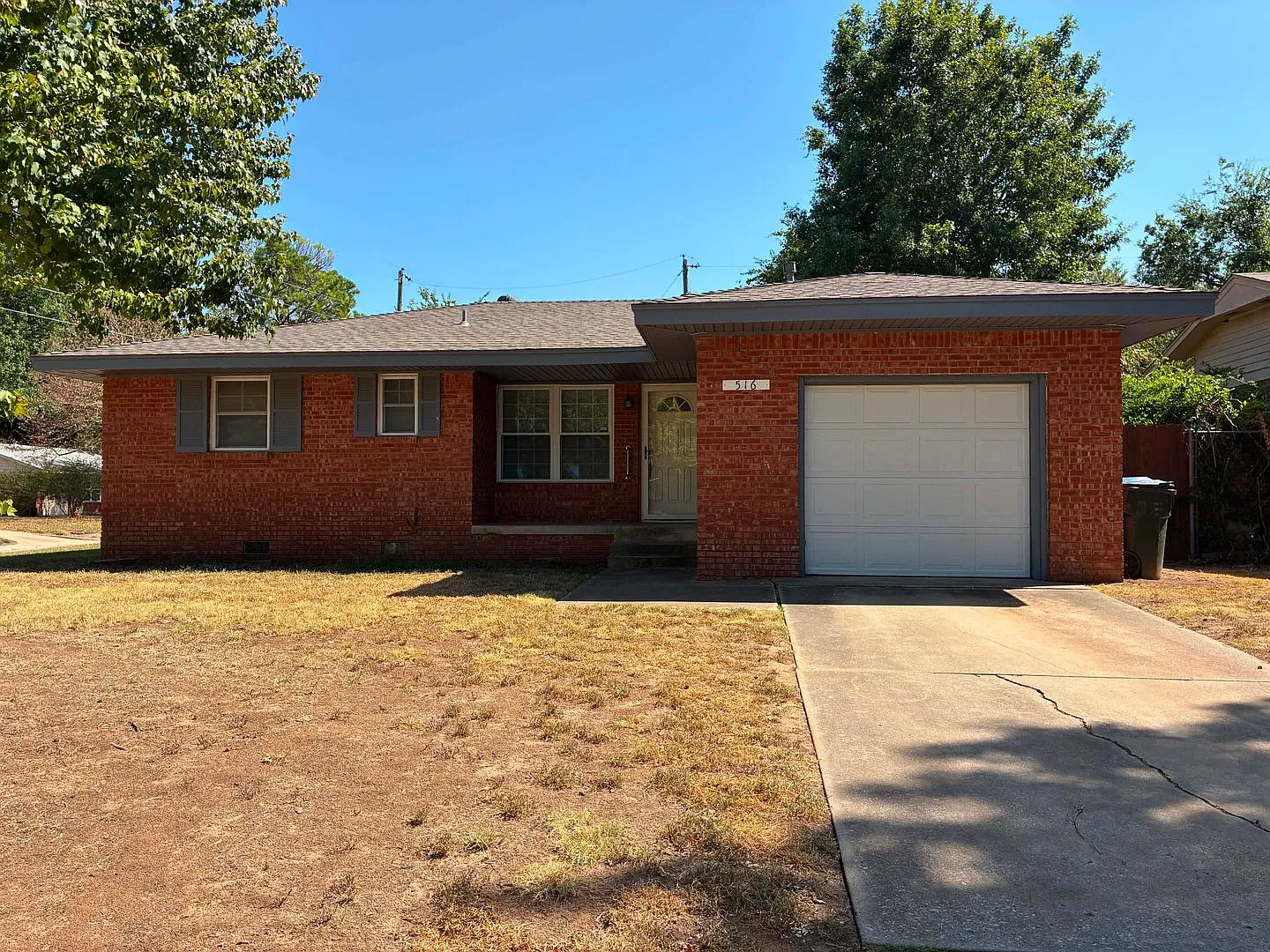 Available Now - Beautiful Home Near Ou Perfect Location For Students, Professionals & Football Fans! — Photo 1