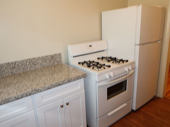 3rd image of 1128 Glenville Dr #2