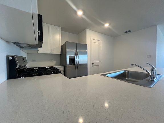 3rd image of 531 Paris St