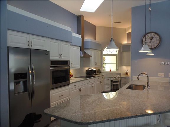 3rd image of 1195 Larchmont Dr