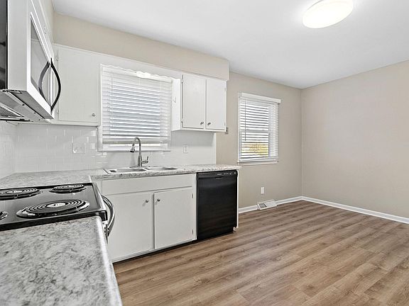 2nd image of 202 Fairlane St #B