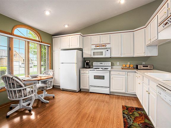4th image of 12876 Sapphire Pkwy