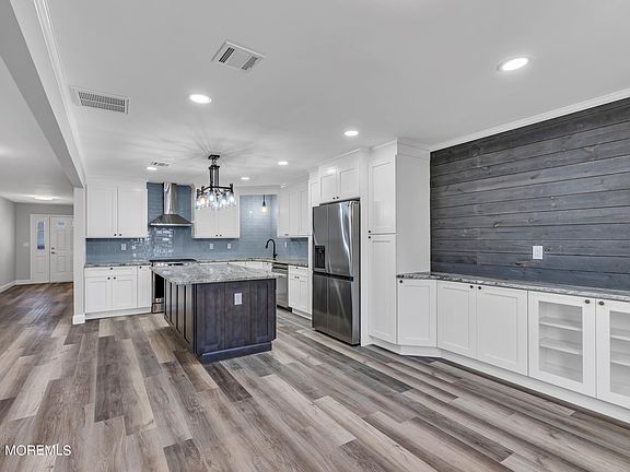 5th image of 82 Woodshill Drive N