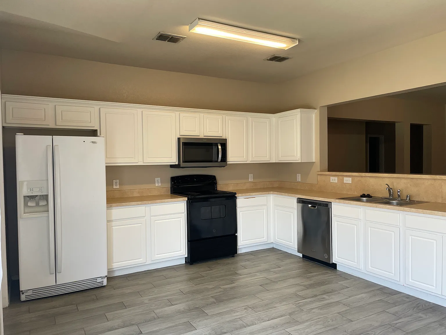 3 bed, 1439 sqft, $2,295 — Photo 4