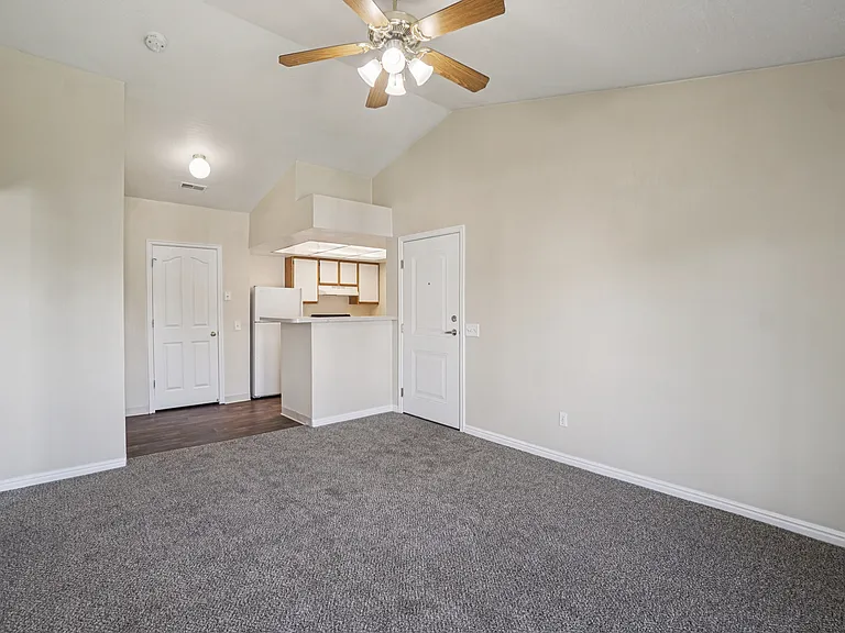 Sterling Pointe Apartments — Photo 14