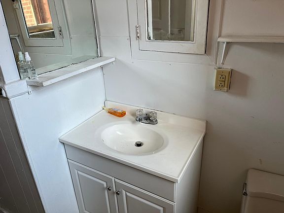 5th image of 2410 E Marshall St #2