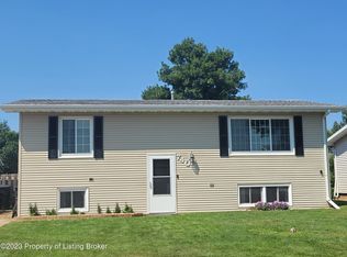 740 3rd Ave SE, Dickinson, ND 58601