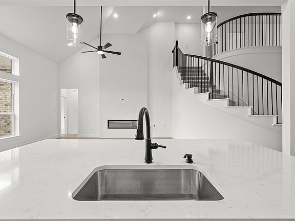 4th image of 521 Silbury St