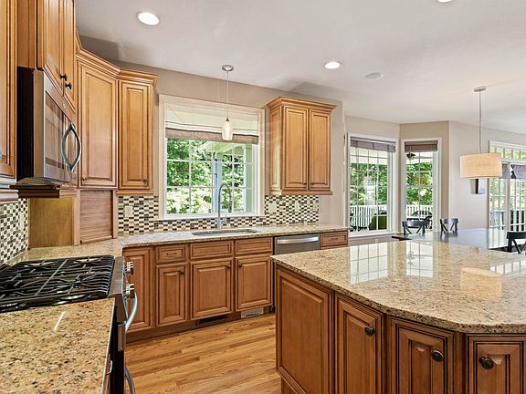 4th image of 527 Whispering Ct