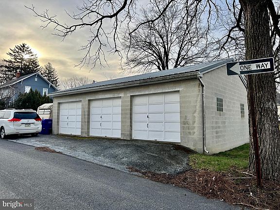 2nd image of 3816 Locust Ln