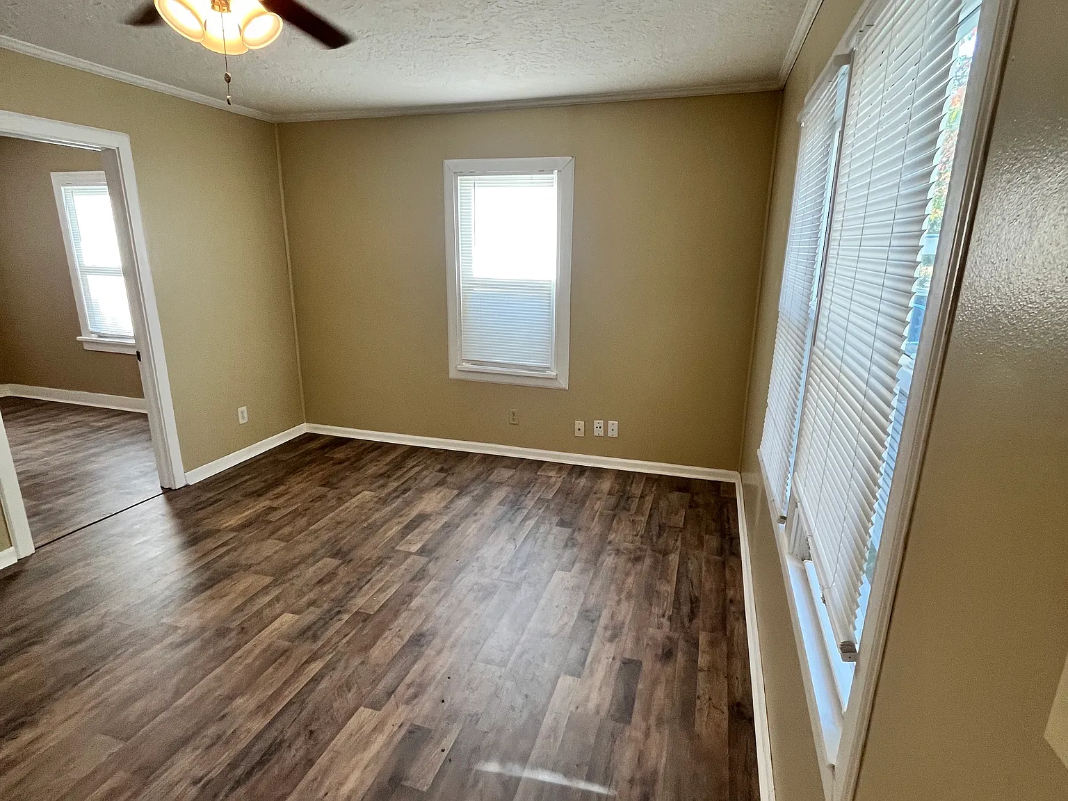 910 E Comanche St — Photo 4