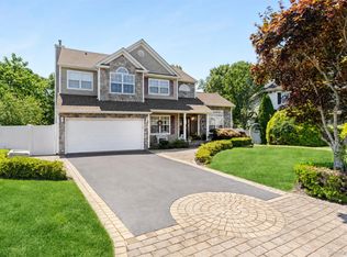 15 Scenicview Cres, Manorville, NY 11949