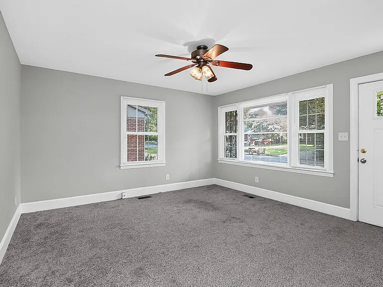 4820 Charleston Dr — Photo 2