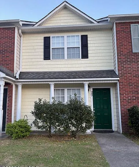 907 Springwood Dr — Photo 1