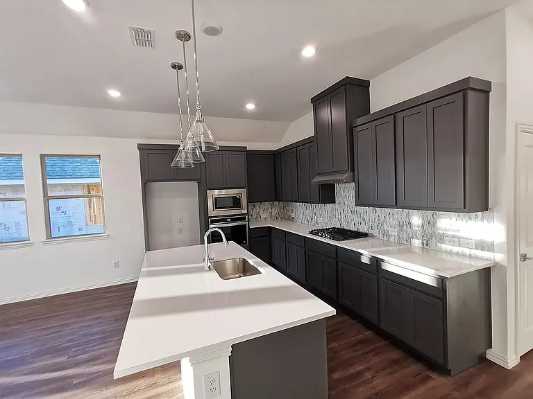 2405 Lovegrass Ln — Photo 4